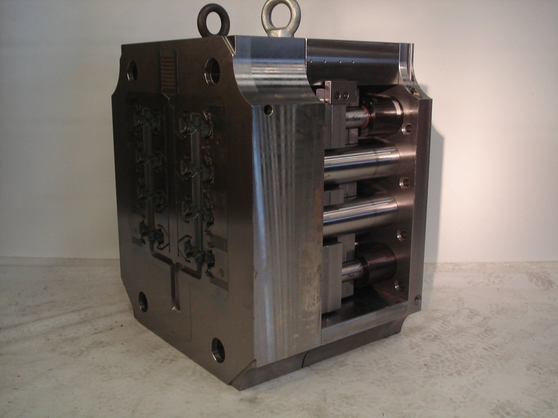 Een groot metalen voorwerp met een haak erbovenop