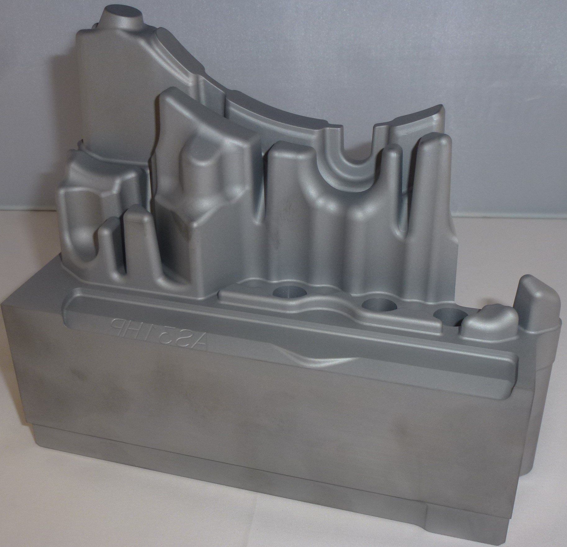 Een stuk metaal dat op een berg lijkt, ligt op een tafel