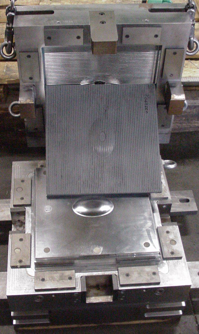 Er ligt een stuk metaal bovenop een machine.