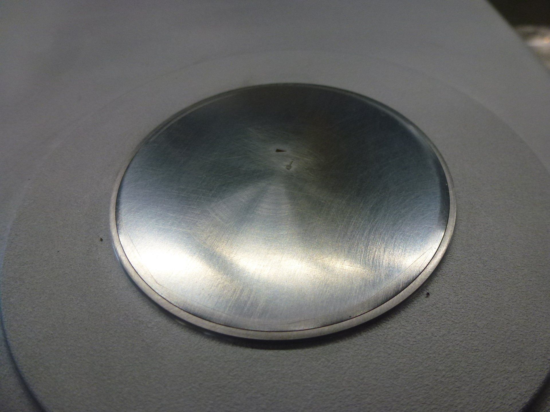 Een close-up van een metalen voorwerp op een tafel