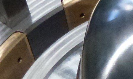 Een close-up van een metalen voorwerp met gaten erin.