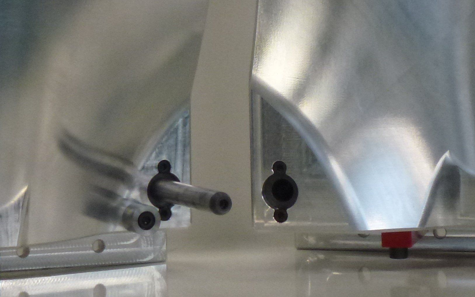 Een close-up van twee plastic zakken met gaten erin op een tafel.