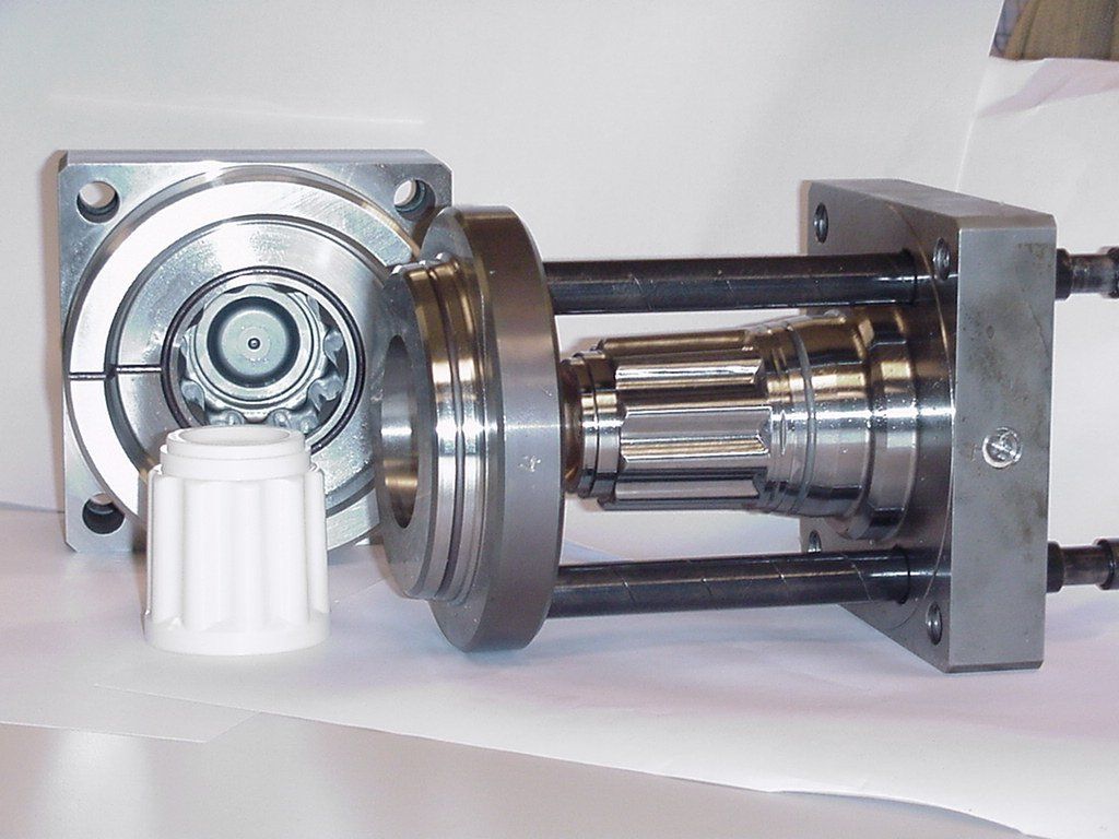 Een paar stukken metaal liggen op een tafel