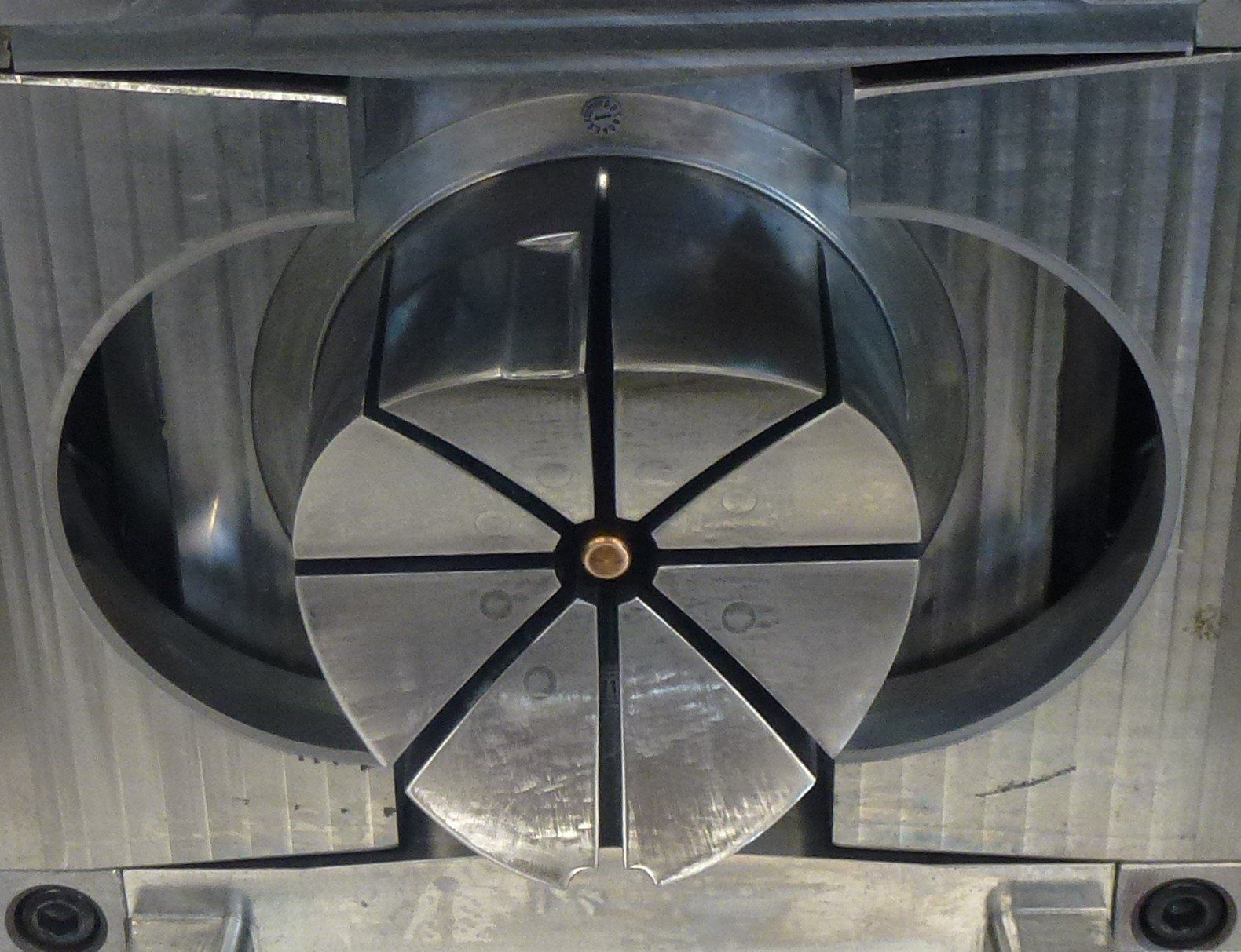 Een close-up van een metalen voorwerp met gaten erin