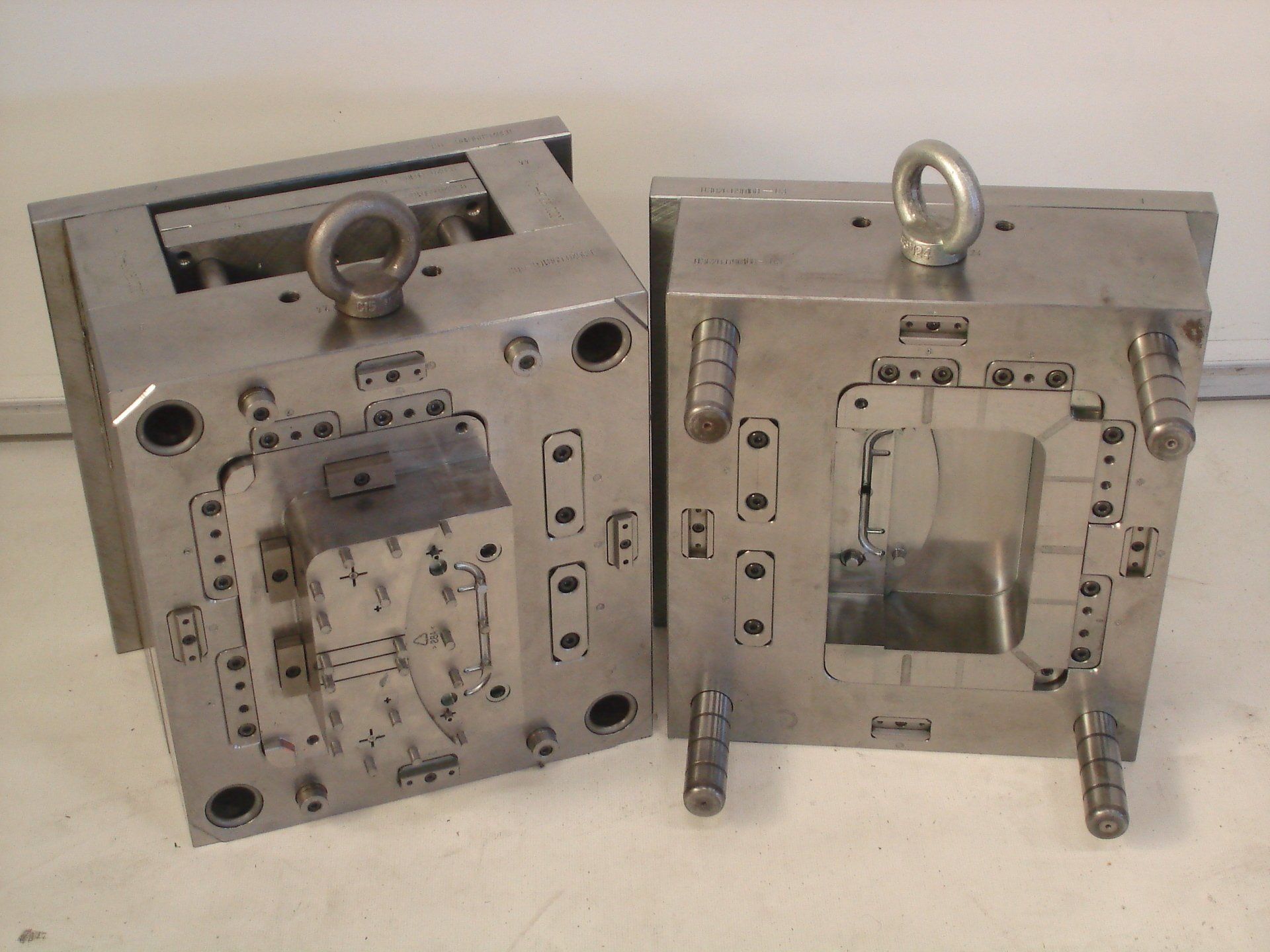 Twee metalen mallen staan ​​naast elkaar op een tafel