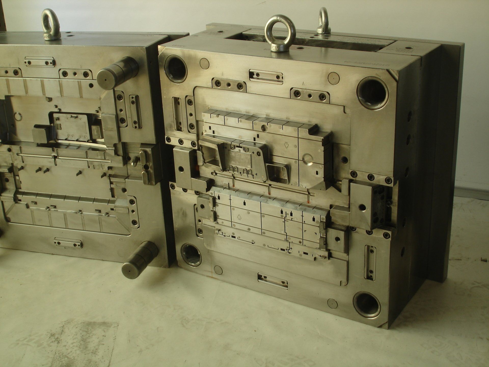 Twee metalen mallen staan ​​naast elkaar op een tafel