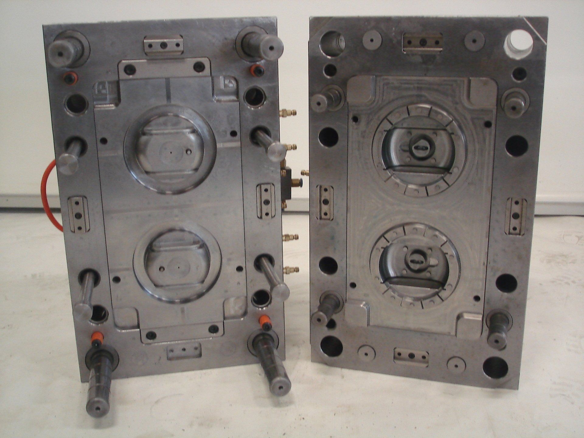 Twee metalen mallen staan ​​naast elkaar op een tafel