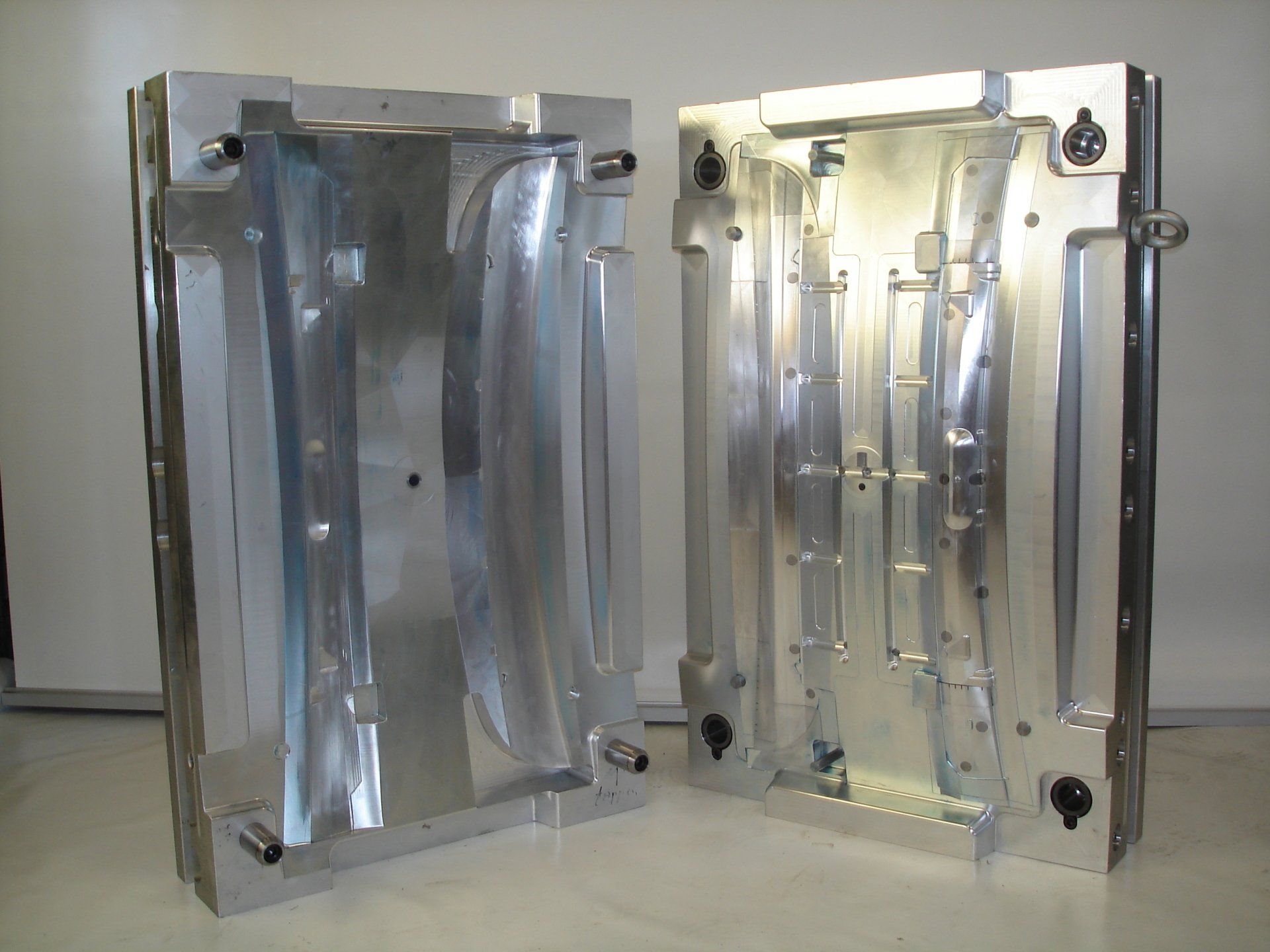 Twee metalen mallen staan ​​naast elkaar op een tafel