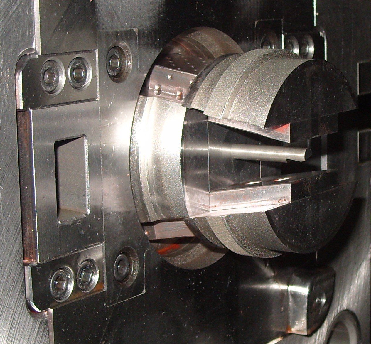 Een close-up van een metalen voorwerp met schroeven erop