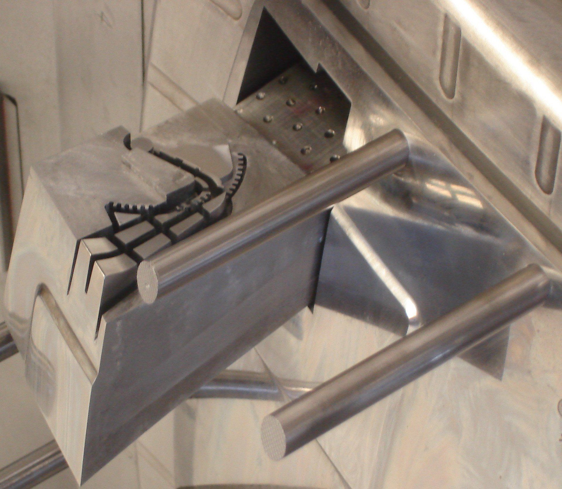 Een metalen voorwerp met een spin erop