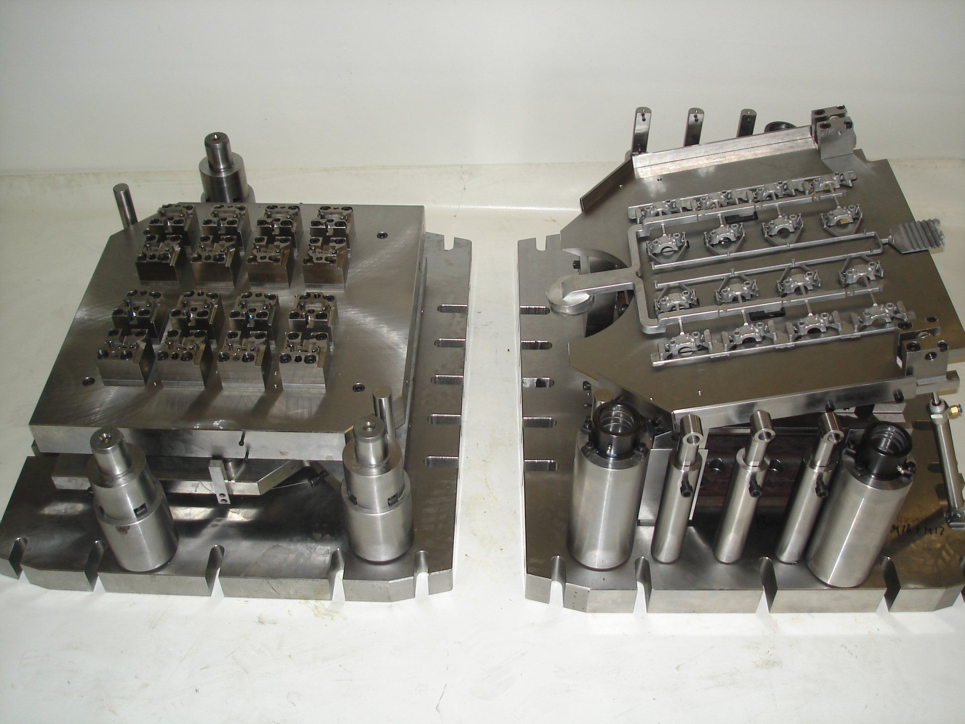 Twee stukken metaal liggen naast elkaar op een tafel