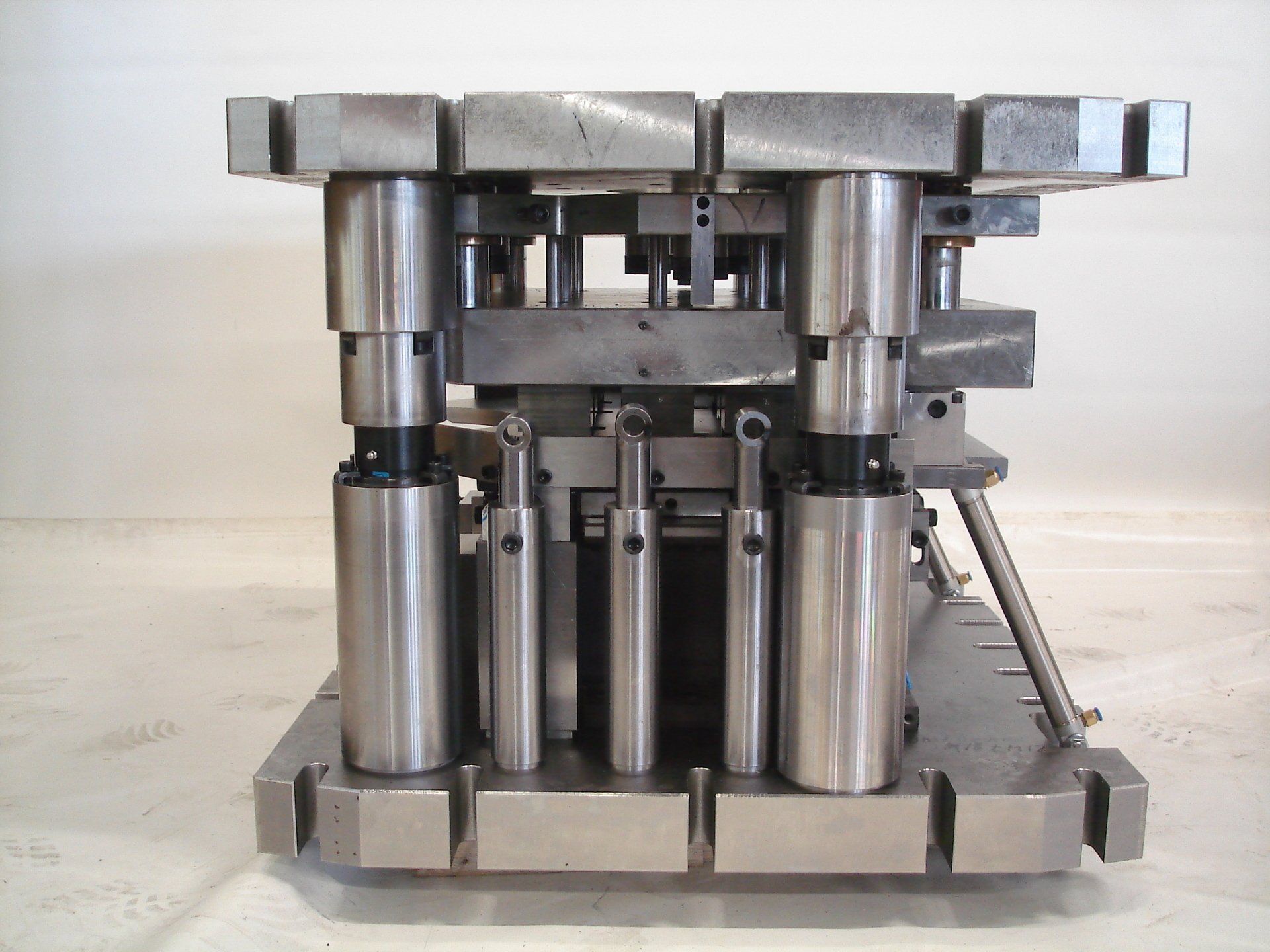 Een machine die op een klok lijkt staat op een tafel