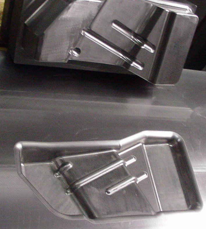 Een metalen dienblad met een gat in het midden