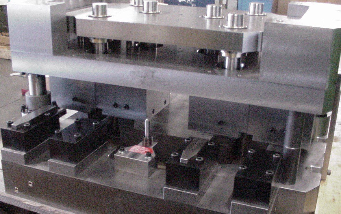 Een machine staat op een tafel in een fabriek.