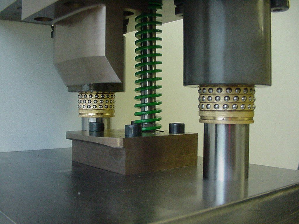 Een machine met een groene veer eraan bevestigd