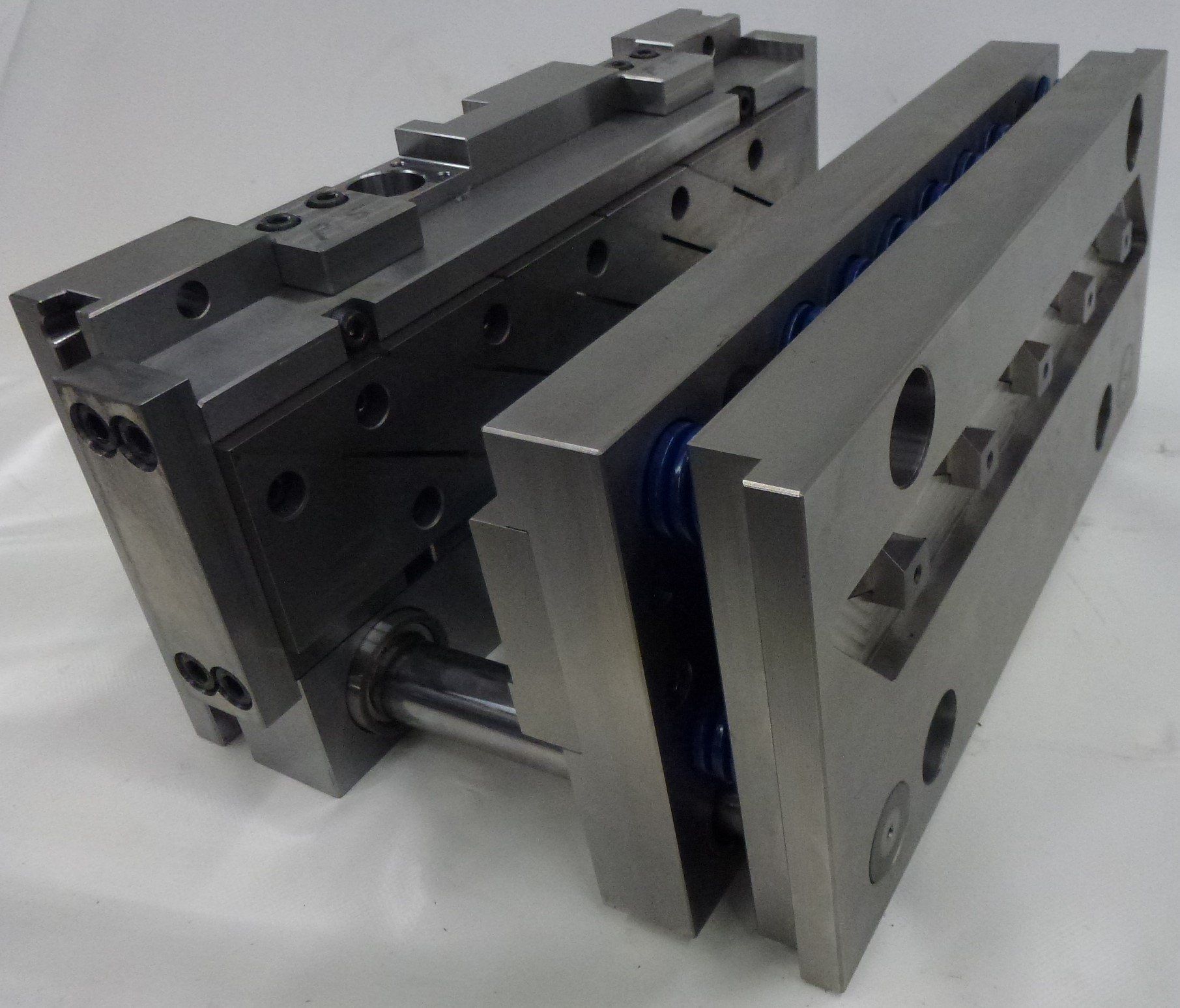 Een stuk metaal ligt op een wit oppervlak