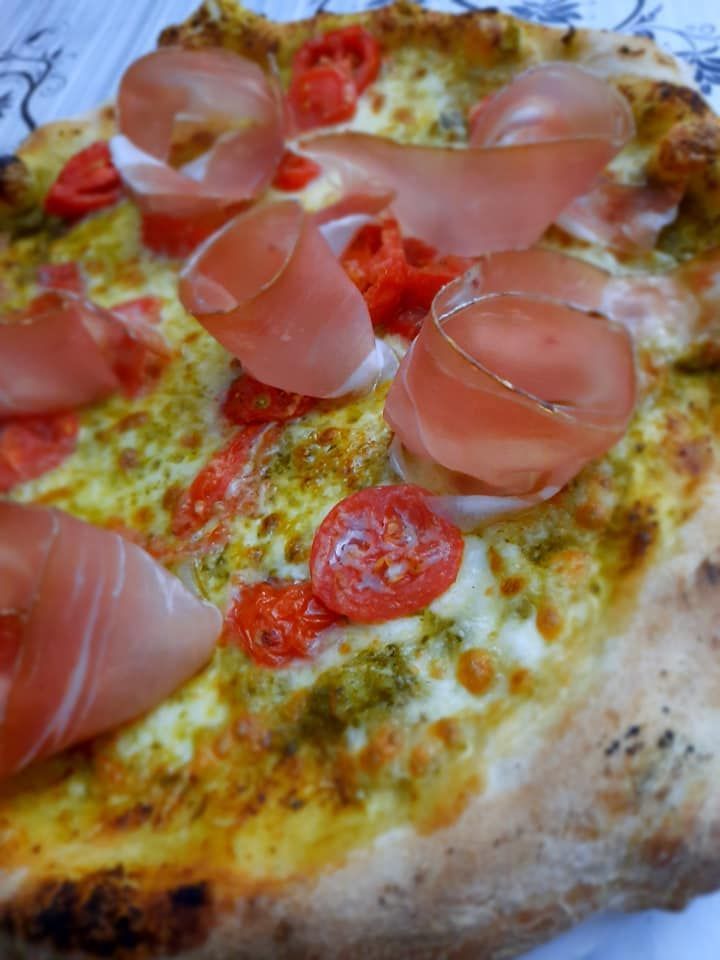 pizza crudo e pomodorini