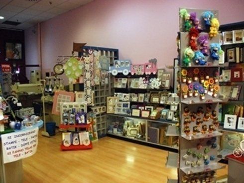 negozio con gadget e materiali fotografici