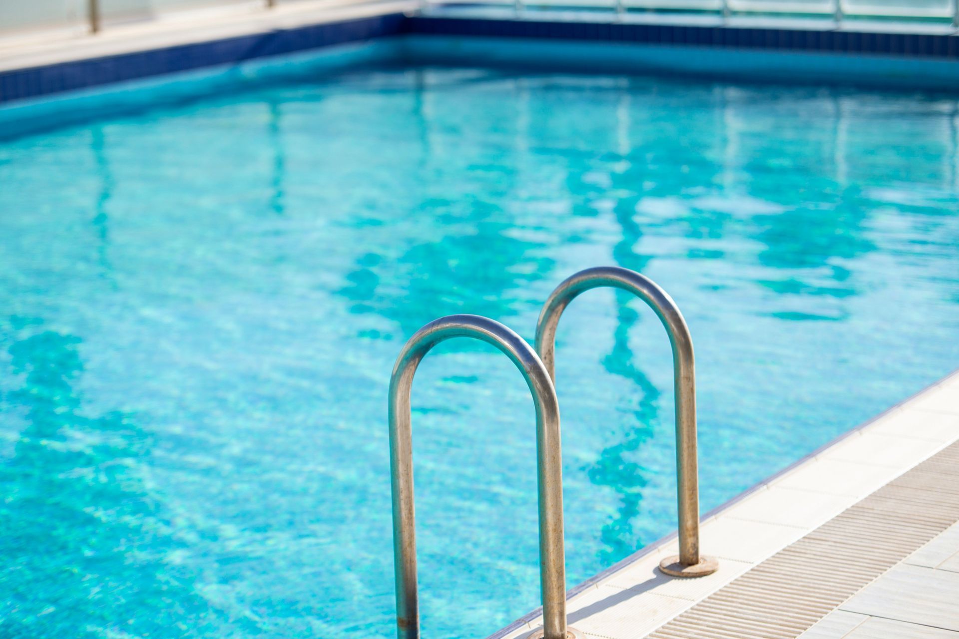 servicio limpieza piscina periodico