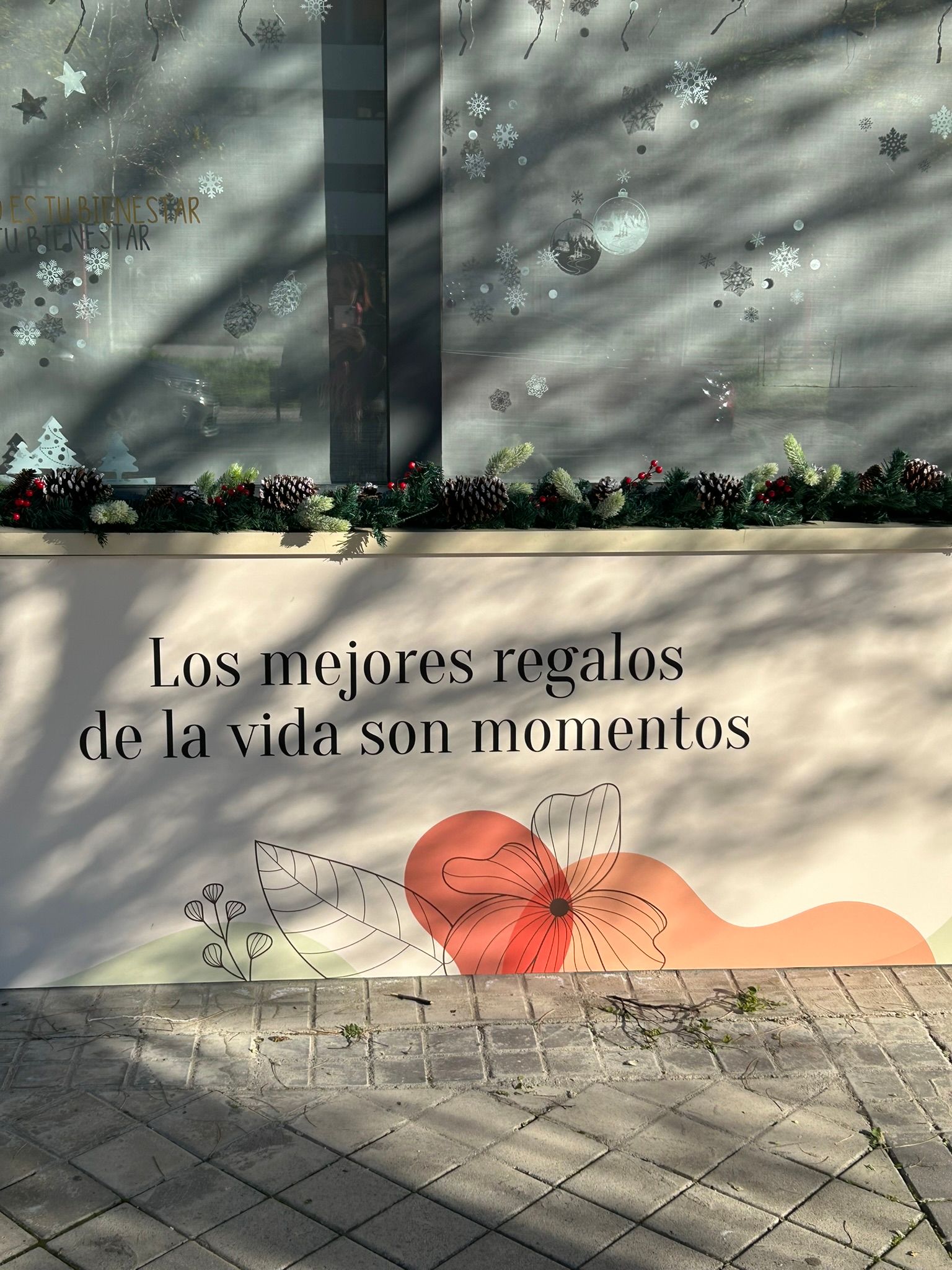 A sign that says los mejores regalos de la vida son momentos