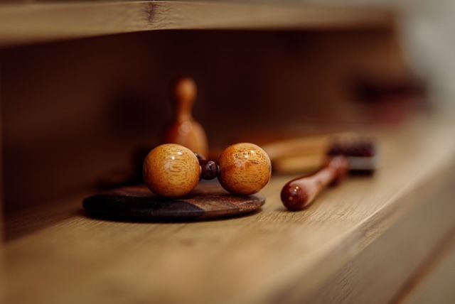 Un par de bolas de madera colocadas encima de una mesa de madera.