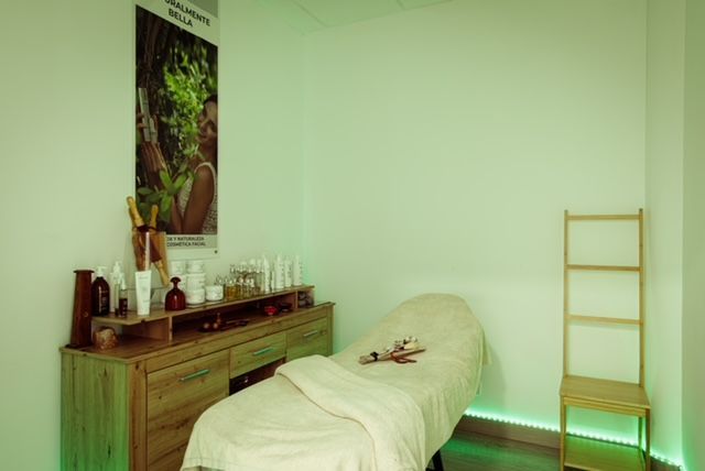 Hay una mesa de masajes en el medio de la habitación.