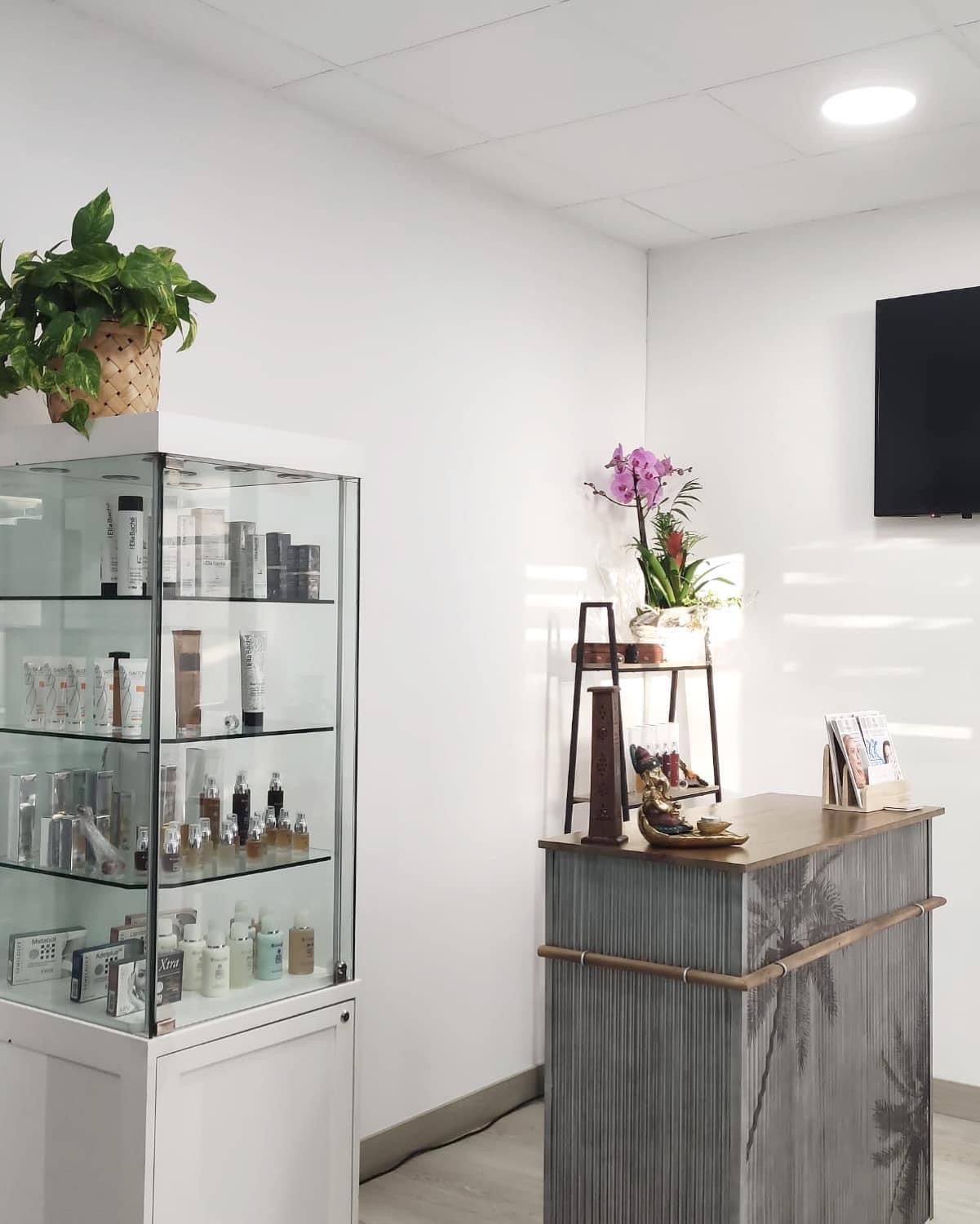 Una habitación con un mostrador y una vitrina llena de cosméticos.