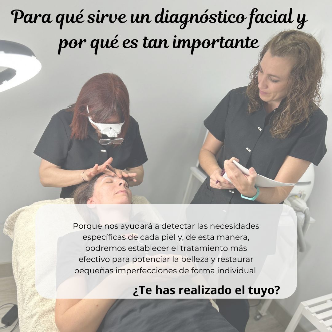Una mujer está recibiendo un tratamiento facial de dos mujeres.
