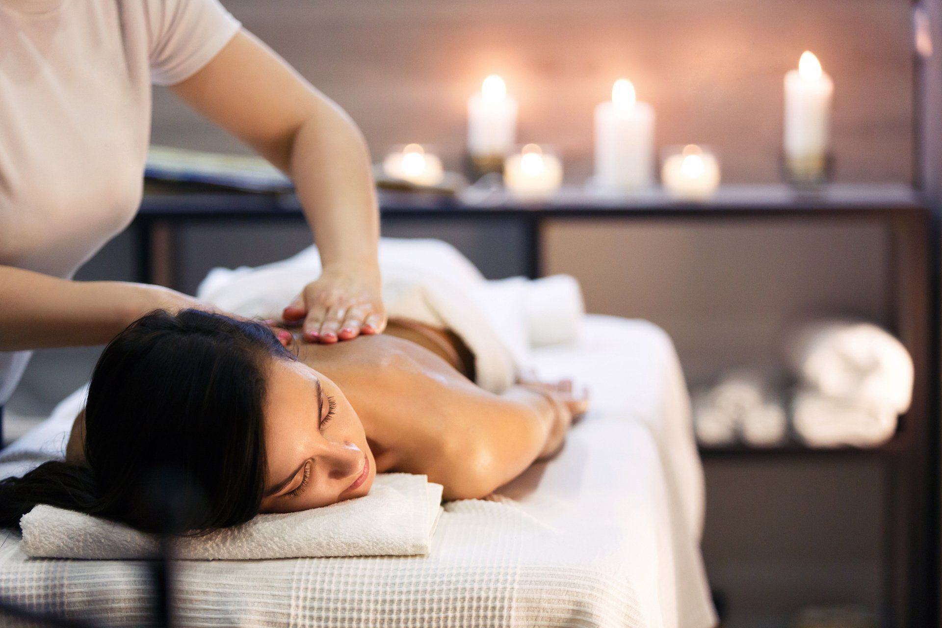 Una mujer está recibiendo un masaje en un spa.