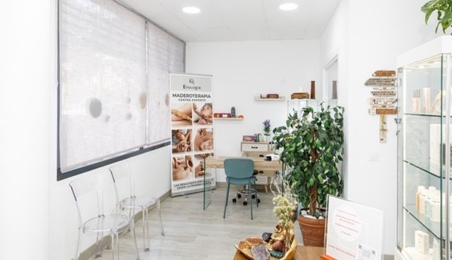 Una habitación con un escritorio y sillas.