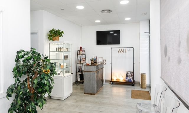 Hay una planta en el medio de la habitación.