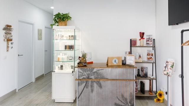 Hay un mostrador en el medio de la habitación.