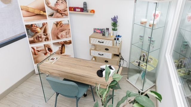 Una pequeña habitación con un escritorio y sillas.