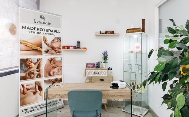 Una habitación con un cartel que dice maderoterapia.