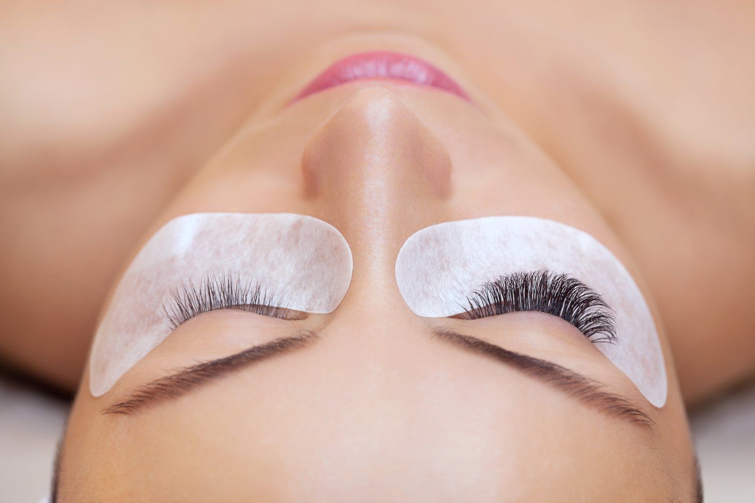 Un primer plano del ojo de una mujer con extensiones de pestañas.