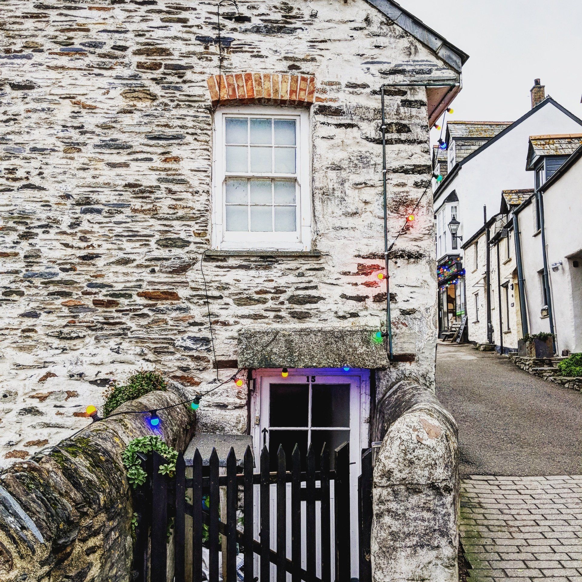 Seaside Gallery - Photograph by Sue Cartwright, Spiral Leaf