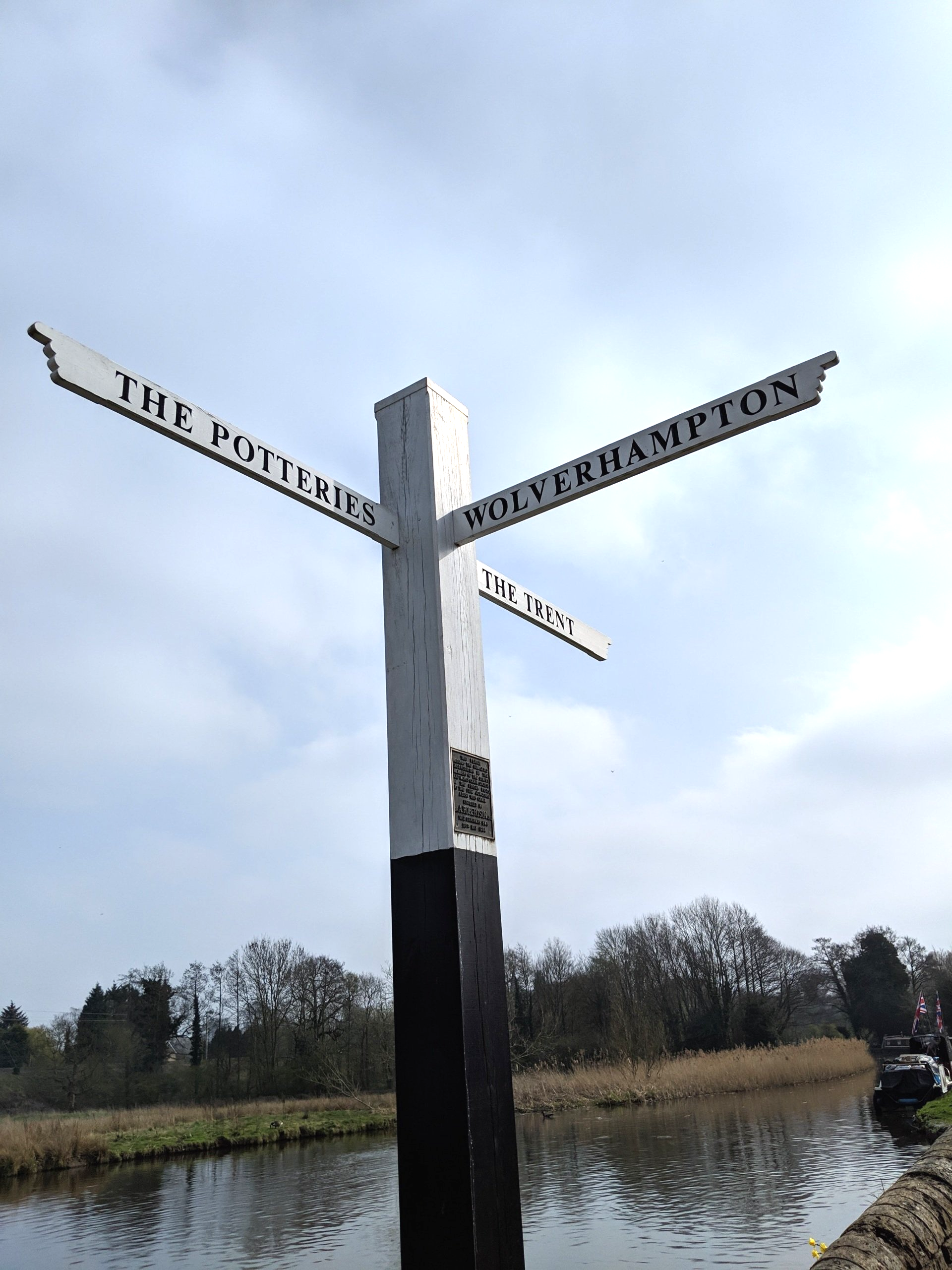 Waterways Gallery - Photograph by Sue Cartwright, Spiral Leaf