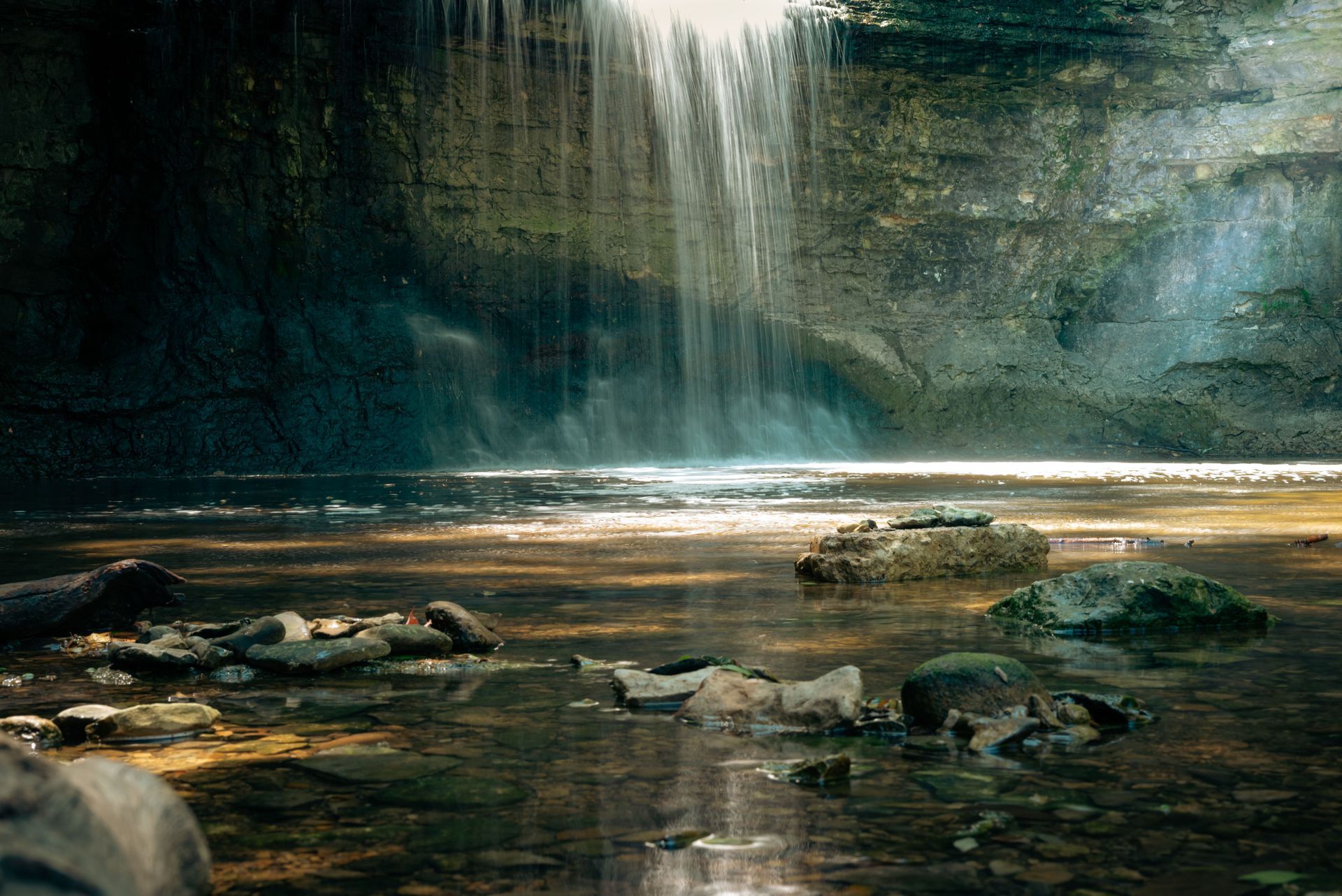 A poem about the power and symblolic meaning of a waterfall