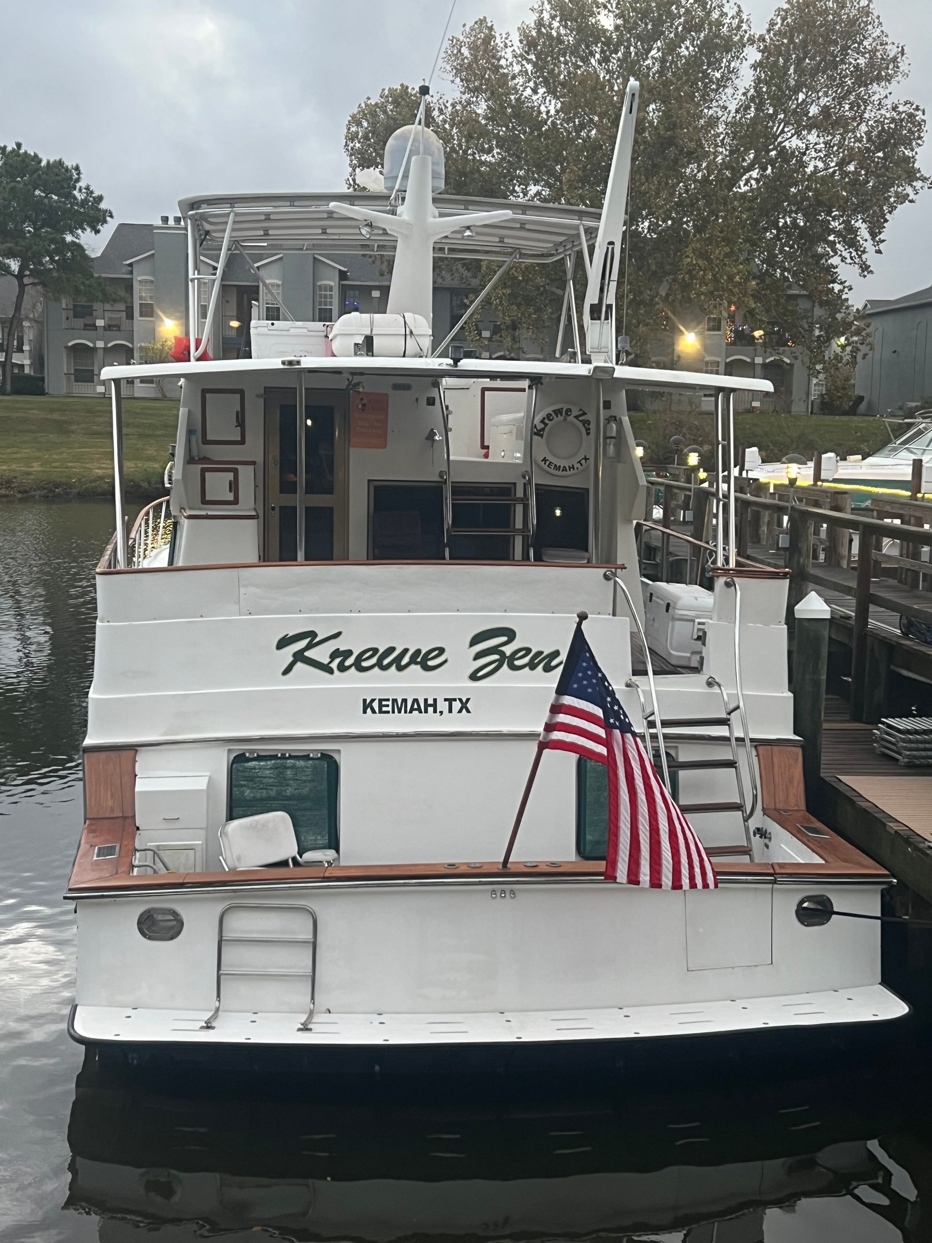 The back of a boat with the name kreeve bon on it