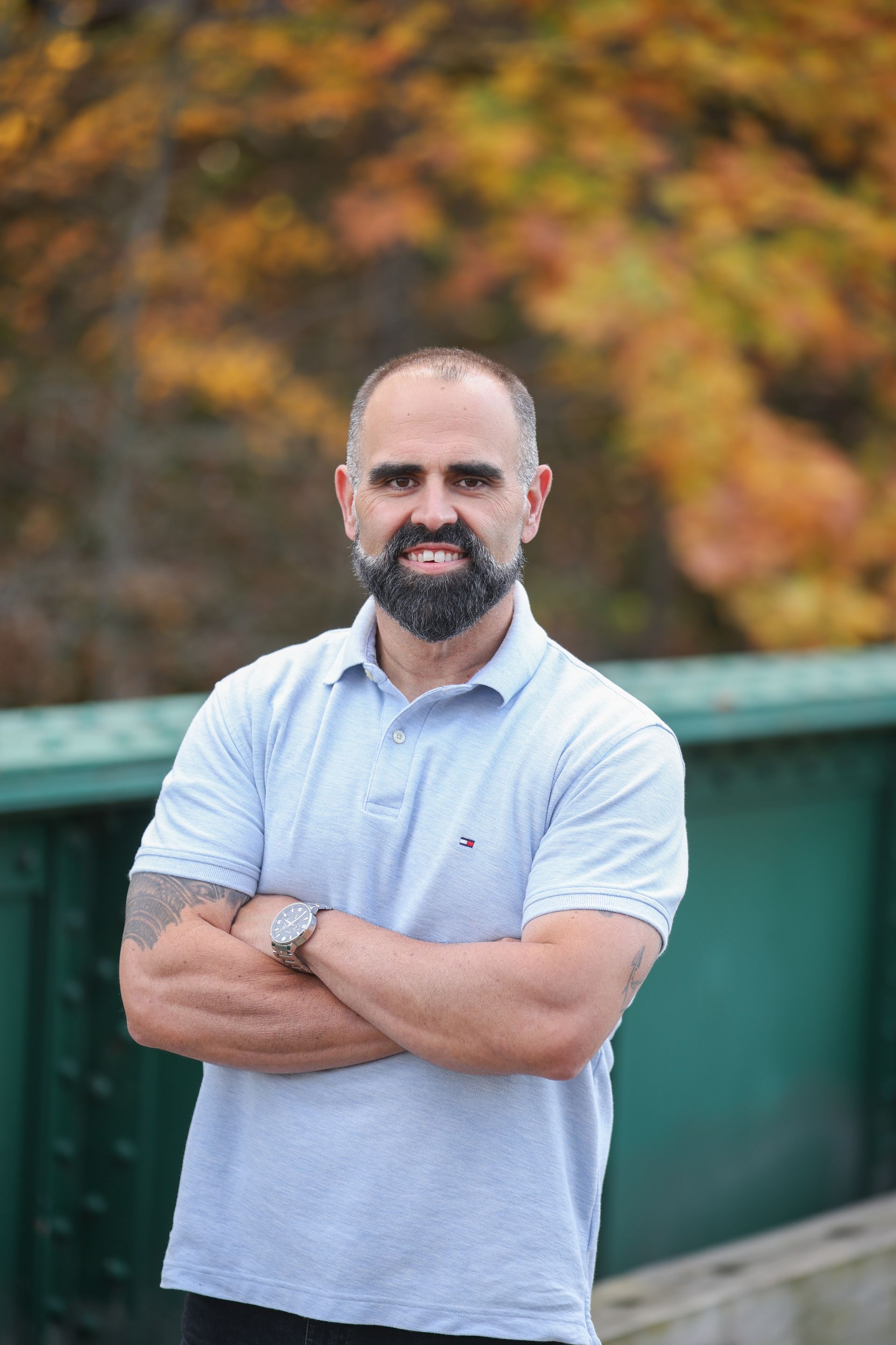 Caricature of a smiling man with a beard, wearing a suit and looking upwards.
