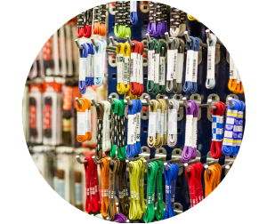 Schoenveters in verschillende kleuren tentoongesteld in een winkel.