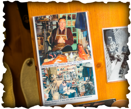 Foto's van een schoenmaker in zijn werkplaats. Op de ene foto werkt hij aan een laars, op de andere foto is het interieur van de werkplaats te zien.