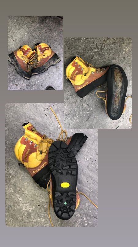 Drie aanzichten van versleten, bruine en gele wandelschoenen, met losse zolen, op beton.