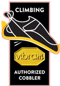 Zwart rechthoekig logo met een klimschoen, het woord 