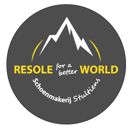 Logo: Grijze cirkel met afbeelding van bergen, tekst 