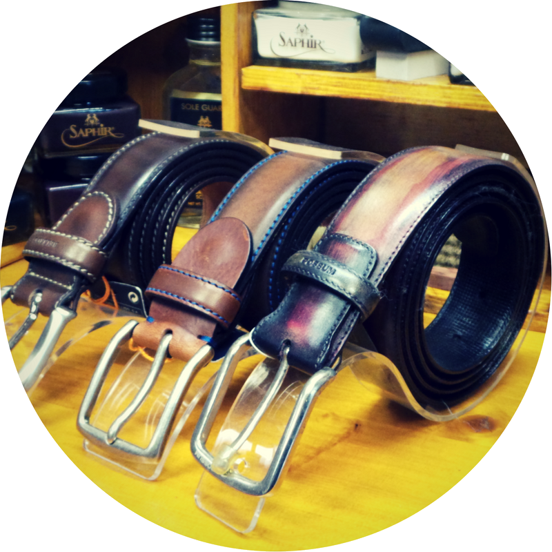 Drie leren riemen met zilveren gespen worden tentoongesteld.