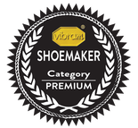 Vibram Shoemaker Premium-badge met een gouden logo en lauwerkrans op zwarte achtergrond.