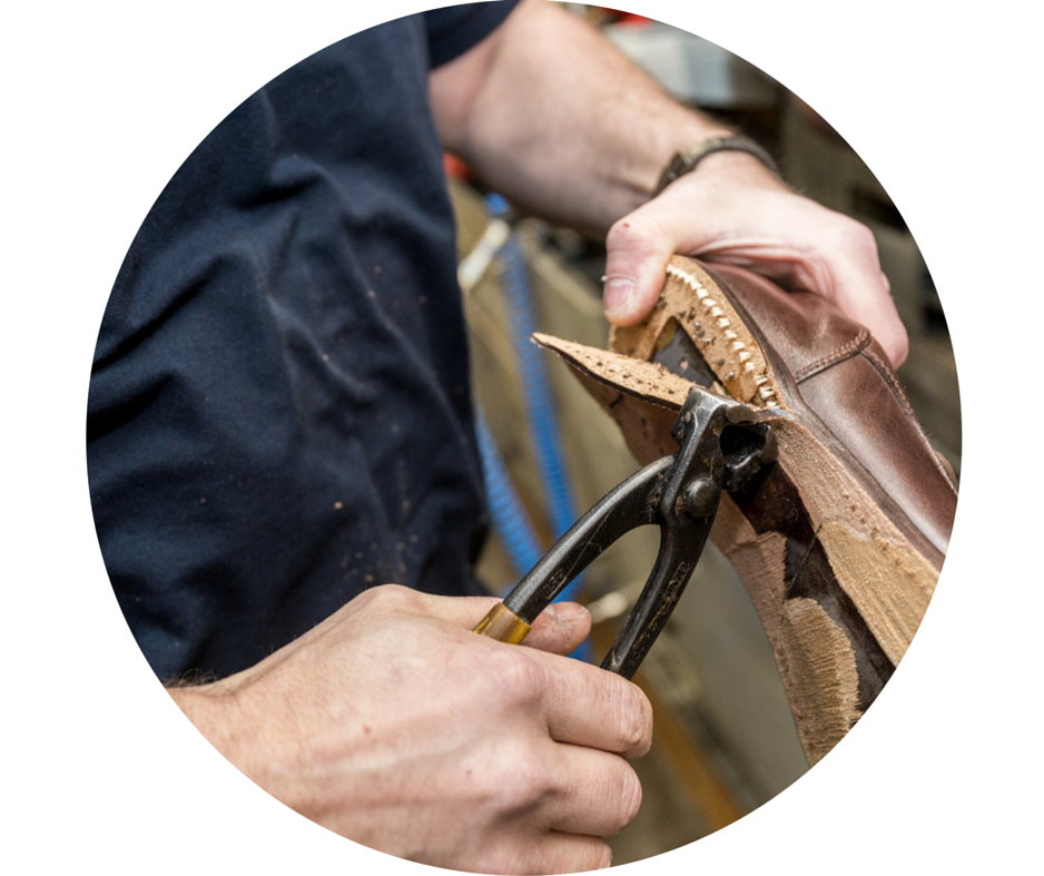 Schoenmaker die met een tang aan de zool van een bruine leren schoen werkt.