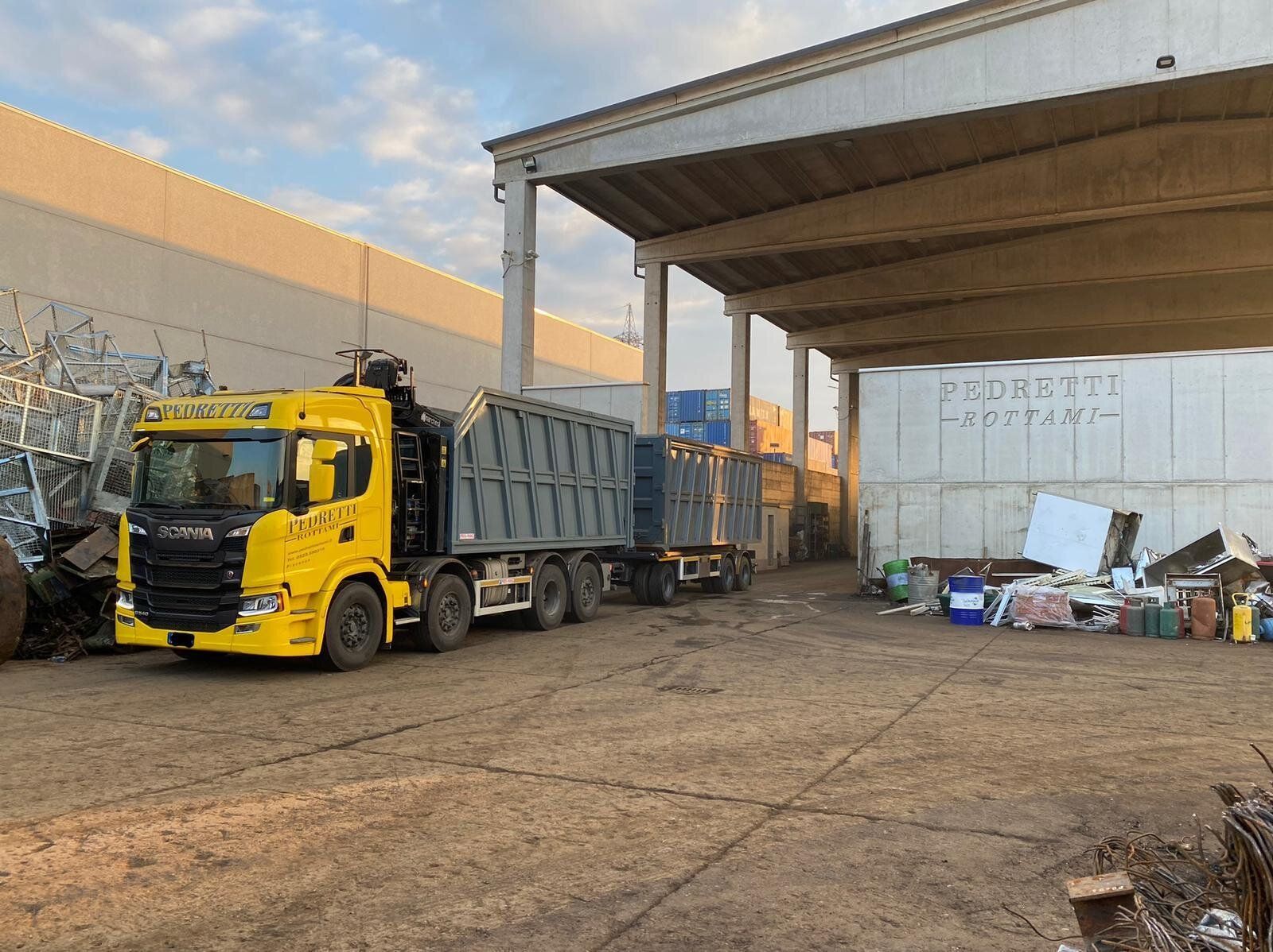 Camion scarrabile giallo