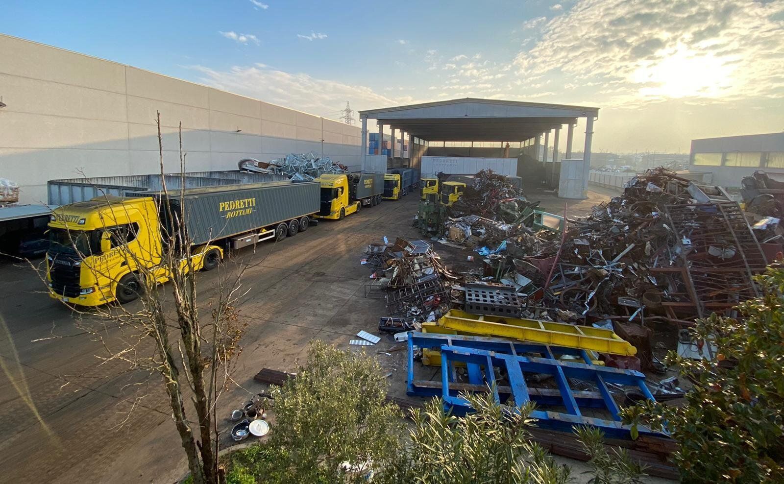 Stabilimento dell'azienda con camion